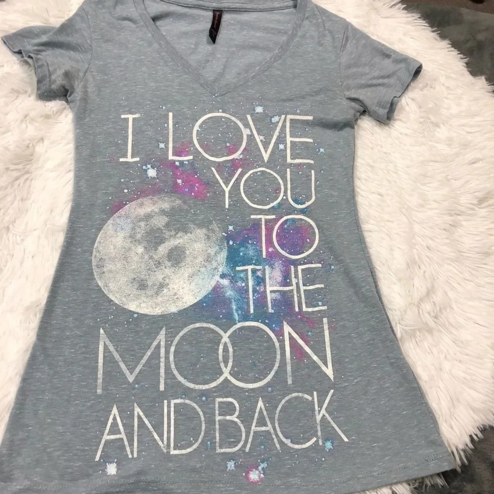 Juniors Gray Graphic Tee " Size Small